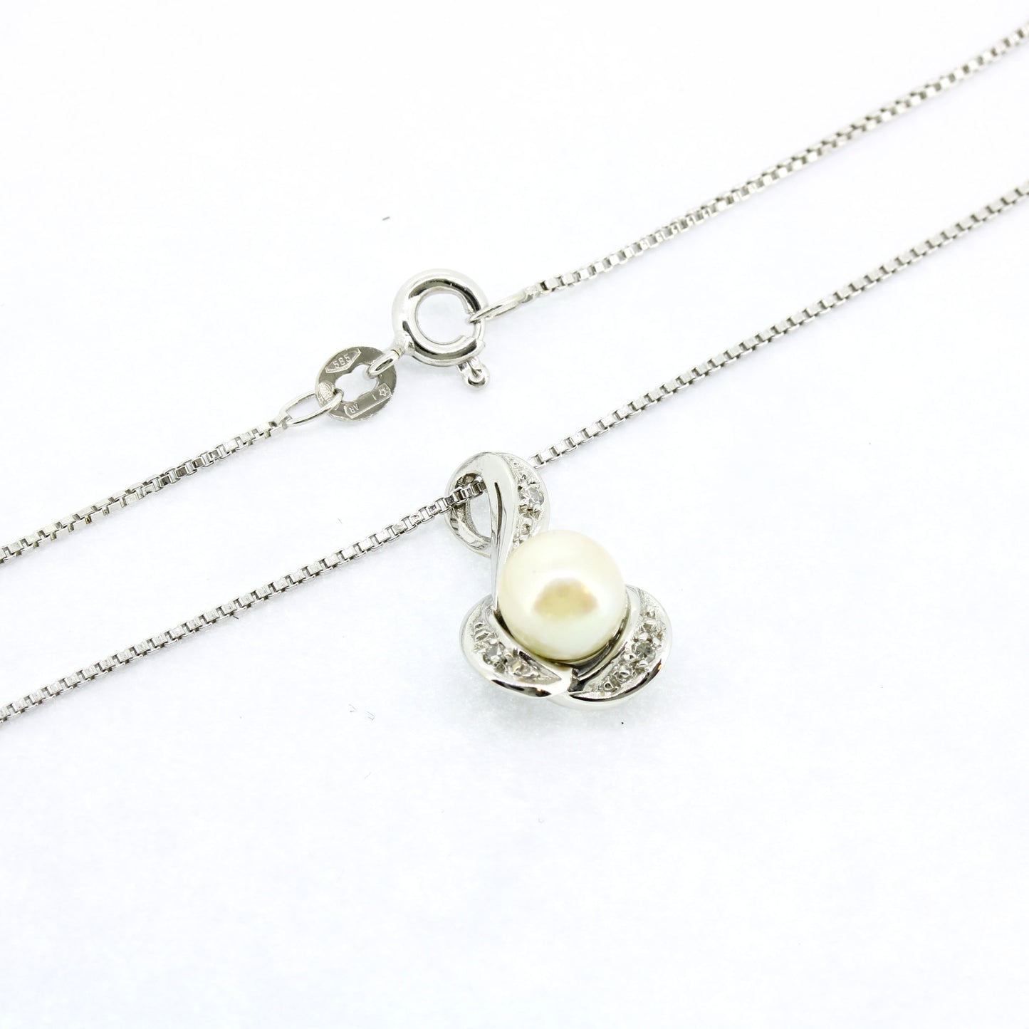 Kette mit Anhänger 585 Gold 14 Karat Weißgold Süßwasserperle, Diamanten 42 cm