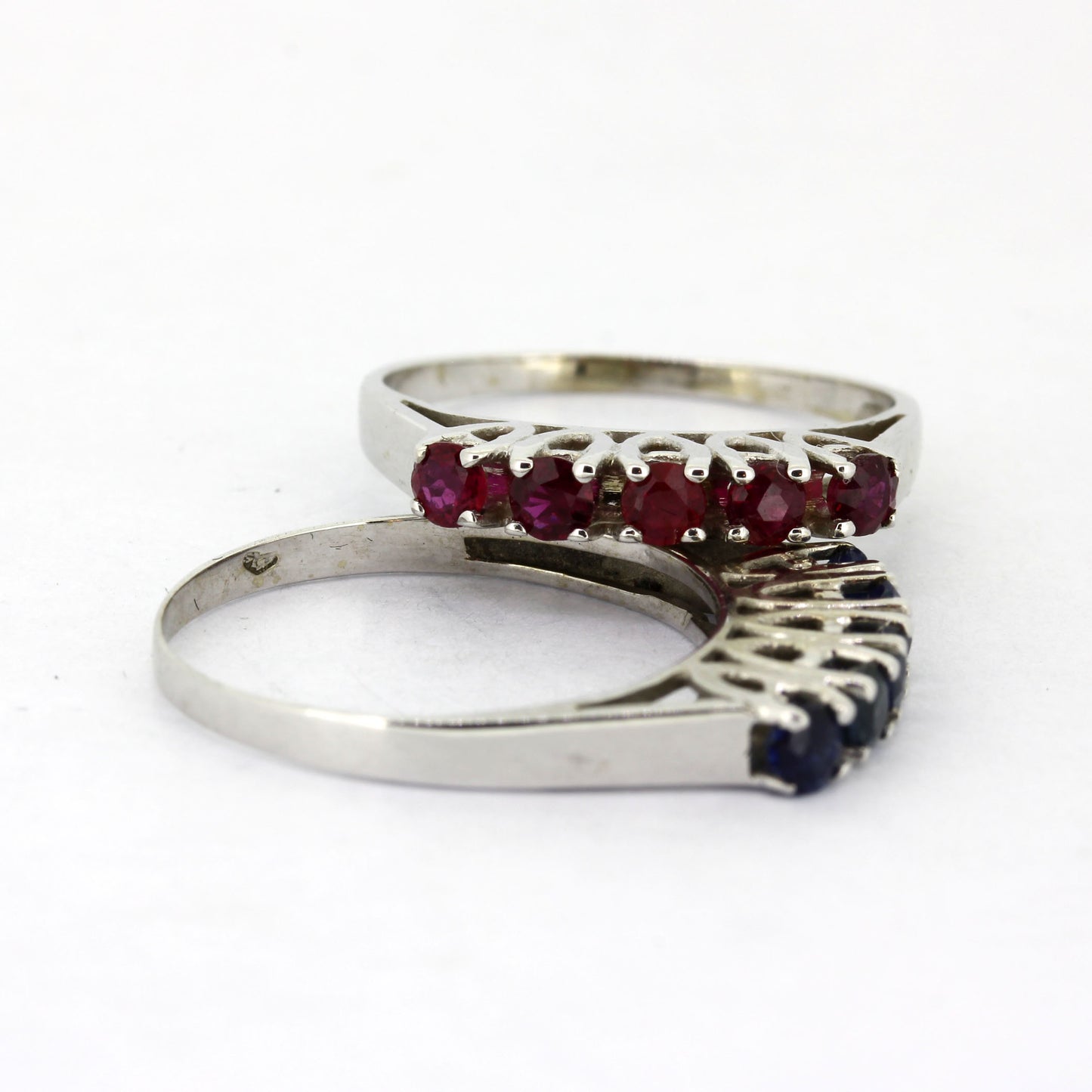 Zwei Ringe 585 Gold 14 kt Weißgold - Saphire & Rubine - Wert 540,-