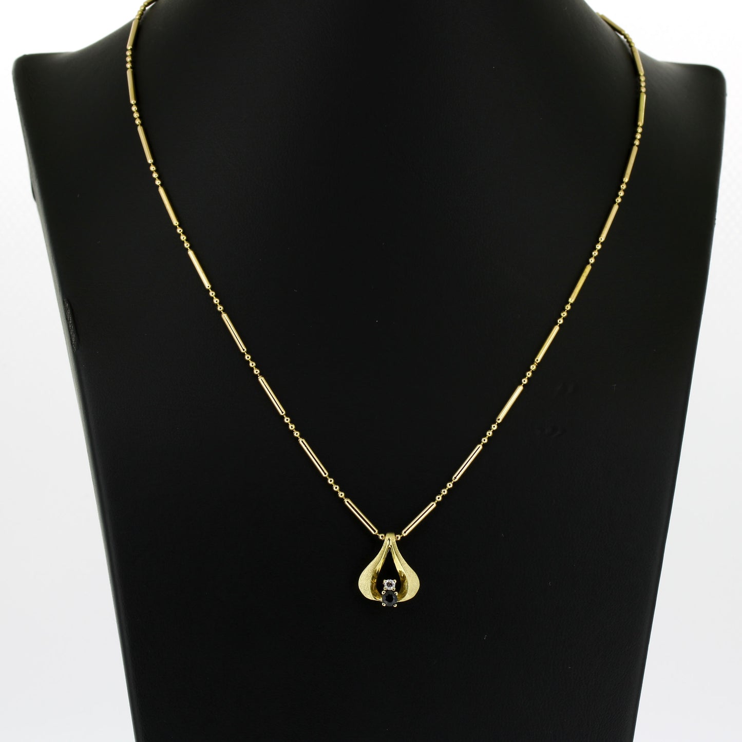 Kette mit Anhänger - 333 & 585 Gelbgold - Saphir & Zirkonia - Wert 780,-