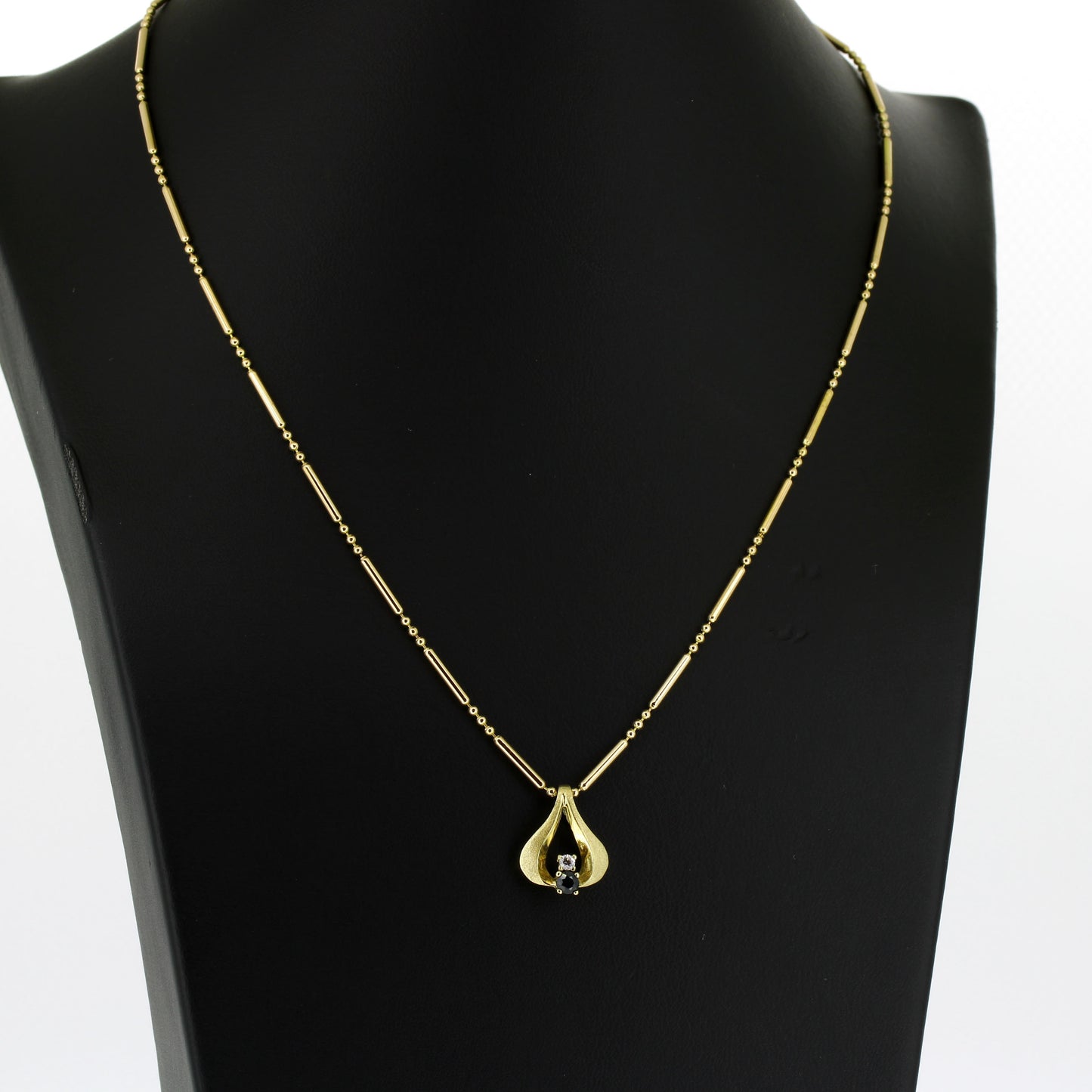 Kette mit Anhänger - 333 & 585 Gelbgold - Saphir & Zirkonia - Wert 780,-