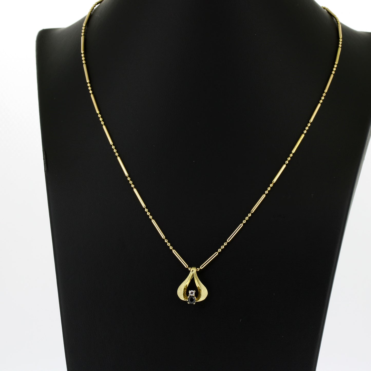 Kette mit Anhänger - 333 & 585 Gelbgold - Saphir & Zirkonia - Wert 780,-